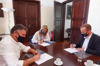 Υπογραφή του Μνημονίου Συνεργασίας (από δεξιά, ο κ. Αθ.Βούρδας, η κ. Μαρία Κοζυράκη, και ο Δήμαρχος, Μανώλης Φραγκάκης).